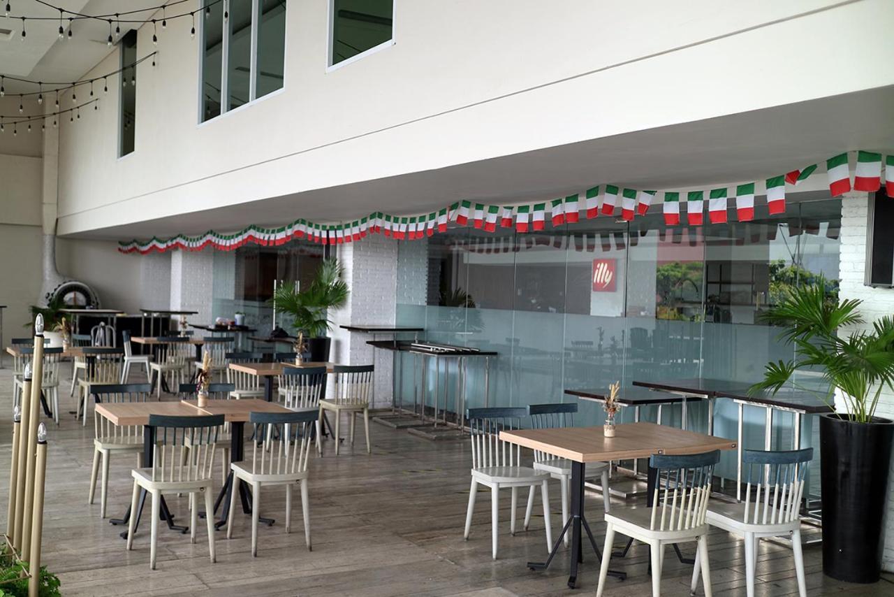 Grand Mercure Solo Baru Esterno foto