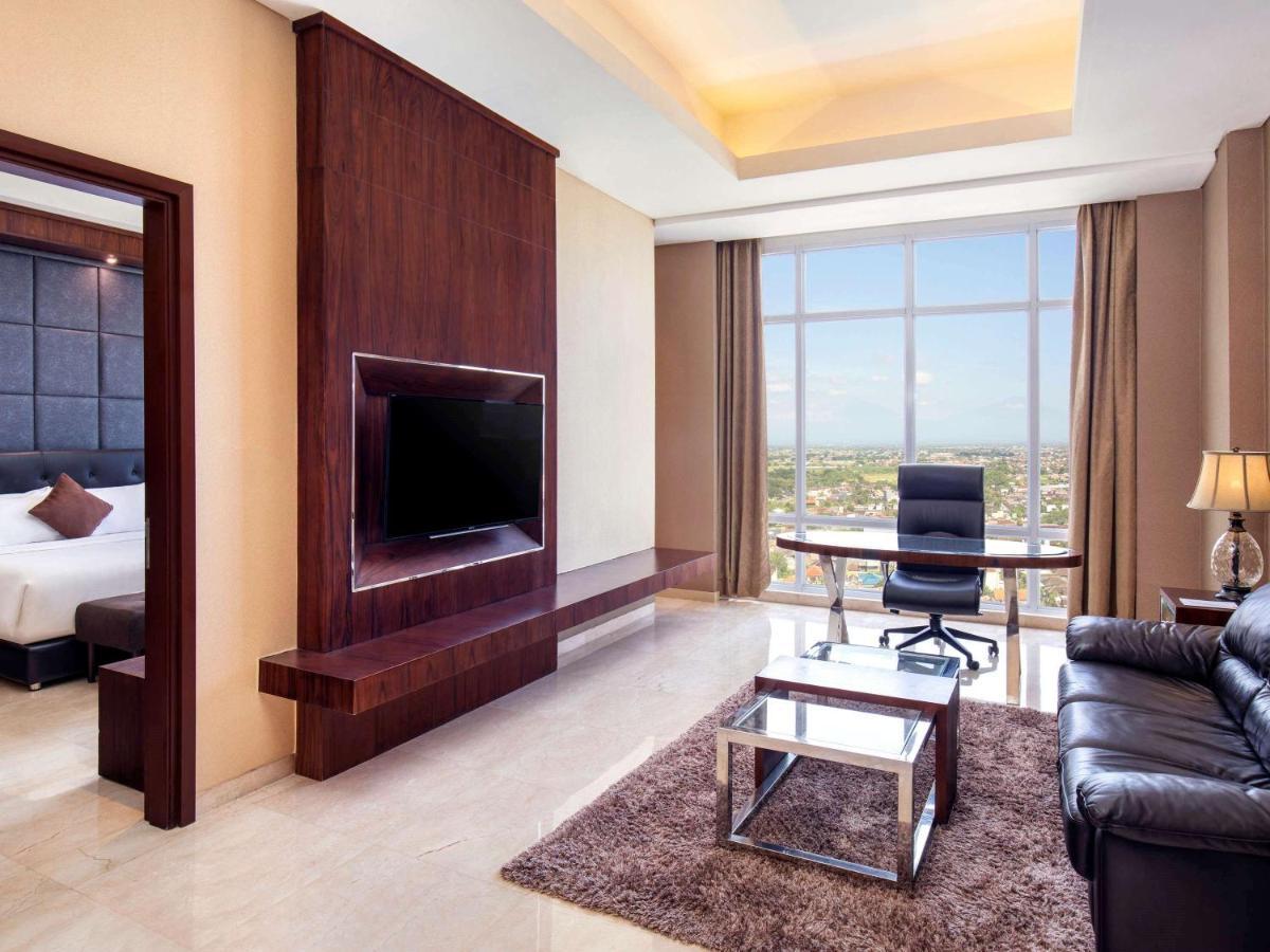 Grand Mercure Solo Baru Esterno foto