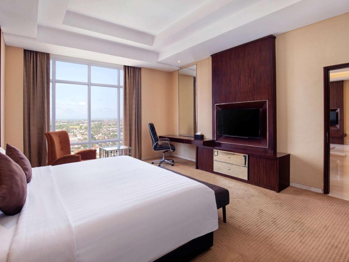 Grand Mercure Solo Baru Esterno foto