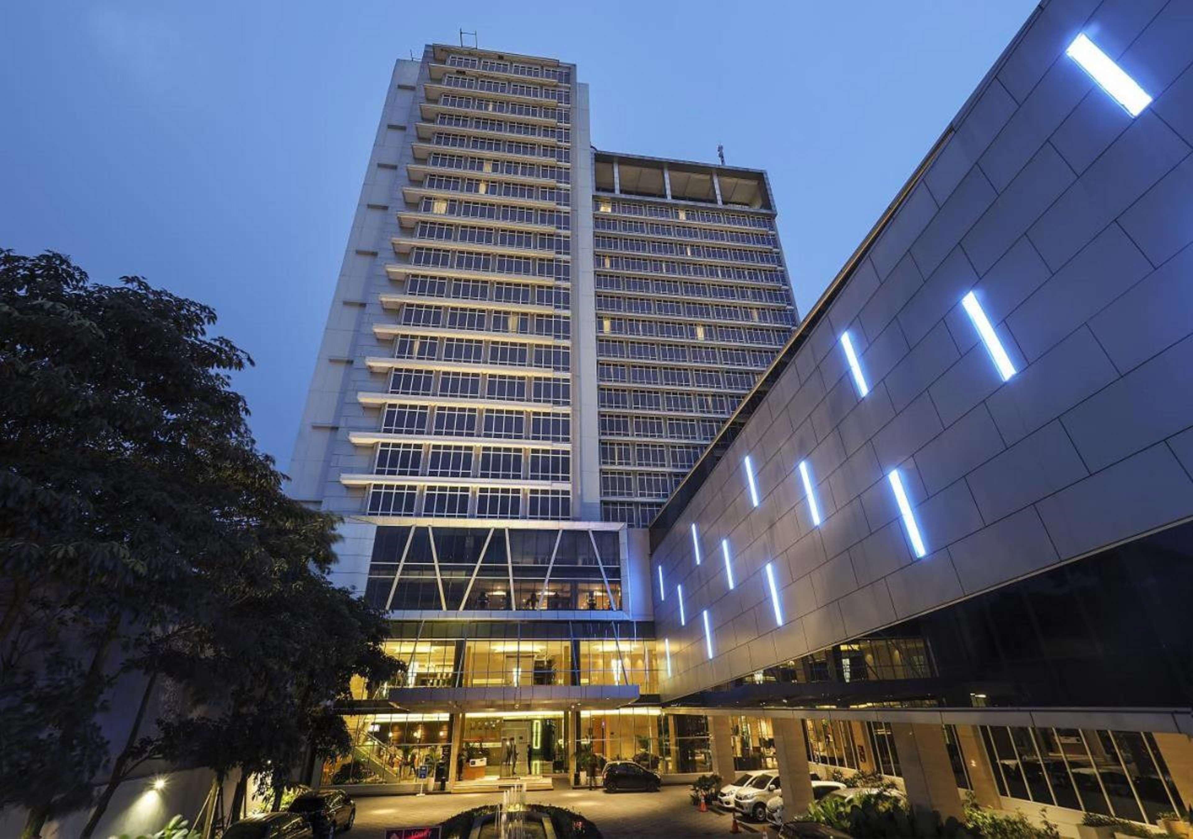 Grand Mercure Solo Baru Esterno foto
