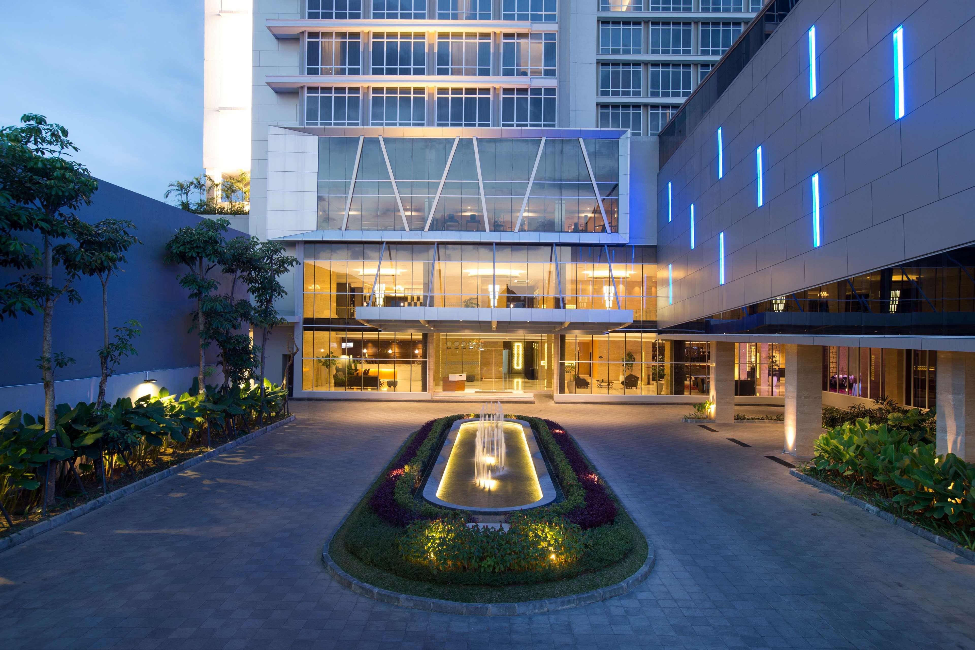Grand Mercure Solo Baru Esterno foto